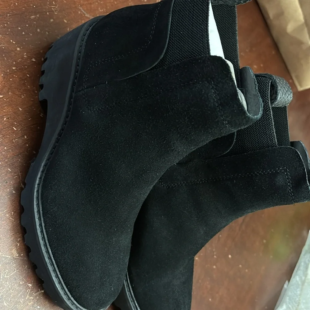 Dolce vita size 7 black suede Chelsea booties slip ons 2” heel brand new - Picture 2 of 7